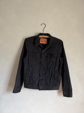 Women’s Levi’s trucker denim jacket